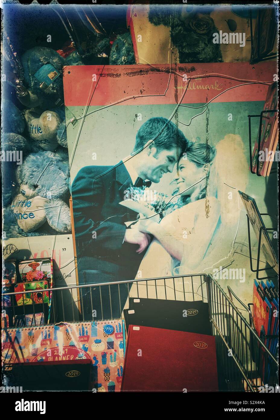 Marque décolorée photo de mariage derrière une fenêtre en verre craquelé. Banque D'Images