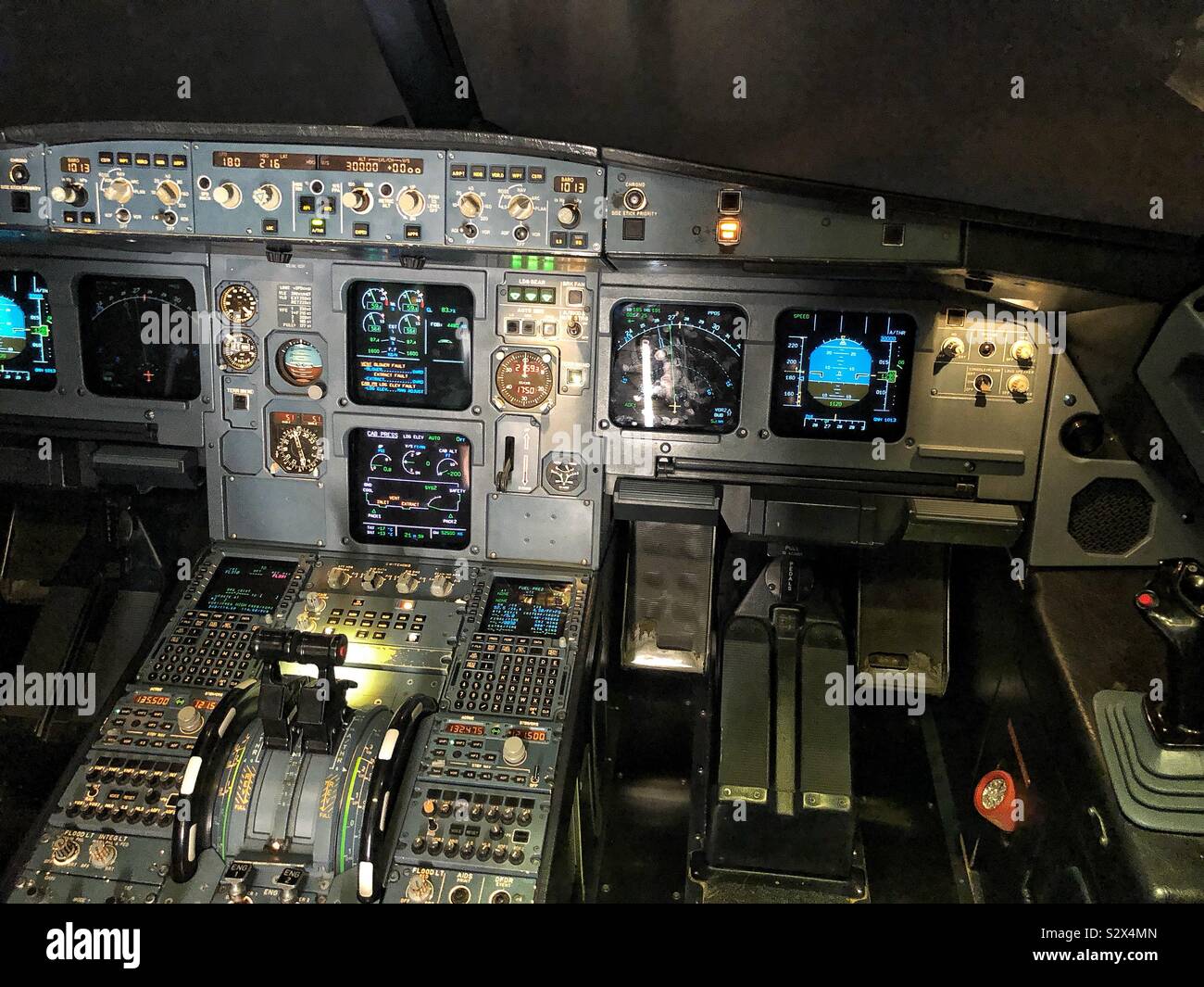 Cockpit d'Airbus A-320 dans la nuit Banque D'Images