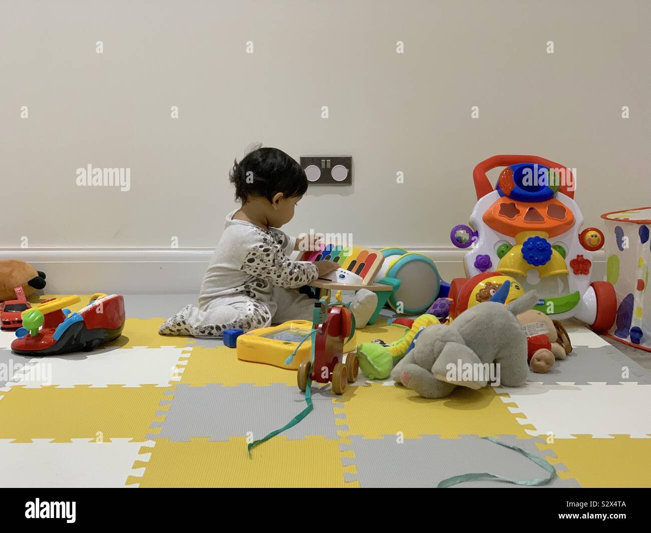 Bébé et des jouets - Image de stock capturée avec un smartphone