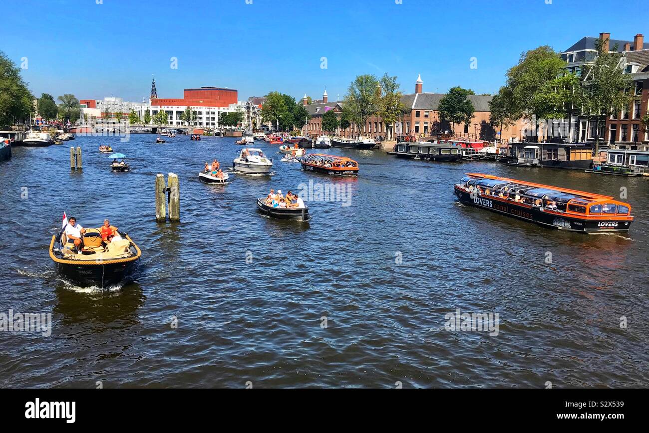 Les bateaux des canaux d'Amsterdam - Image de stock capturée avec un smartphone