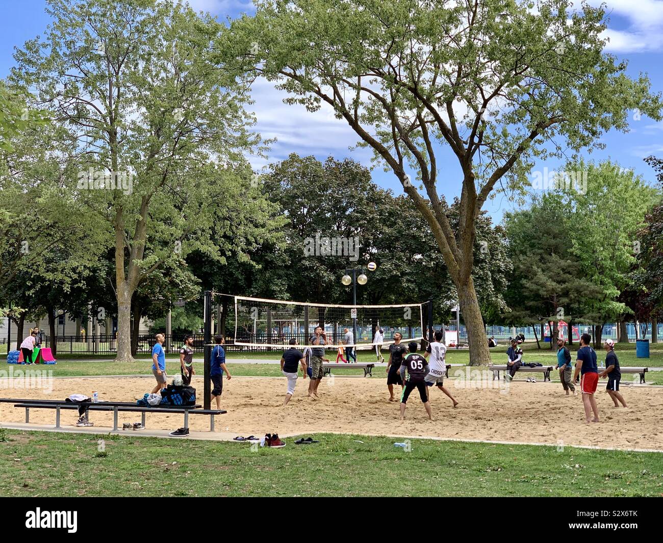 Les gens jouer au volley-ball dans le parc Jarry, Montréal Banque D'Images