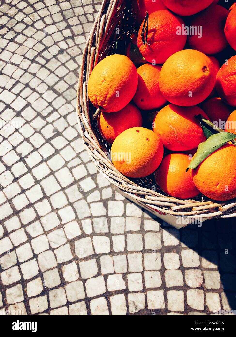 Panier avec des oranges de Sicile au marché à Paris Banque D'Images