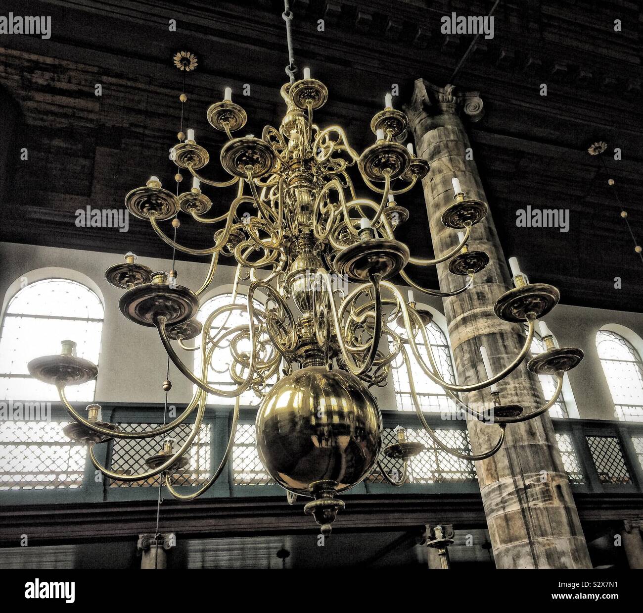 Candélabres dans la synagogue portugaise d'Amsterdam, Banque D'Images