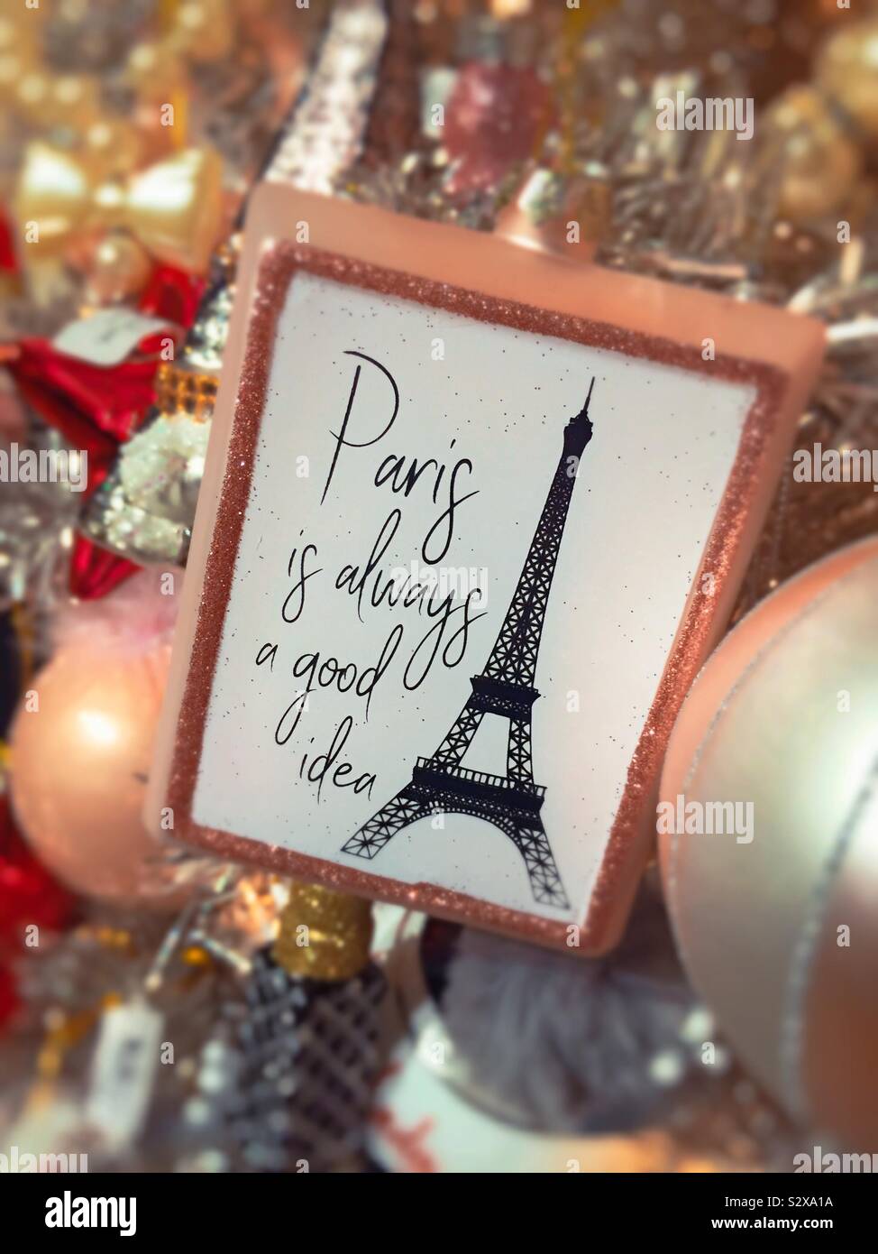 Ornement de Noël avec un dessin de la Tour Eiffel et les mots "Paris est toujours une bonne idée" - Image de stock capturée avec un smartphone