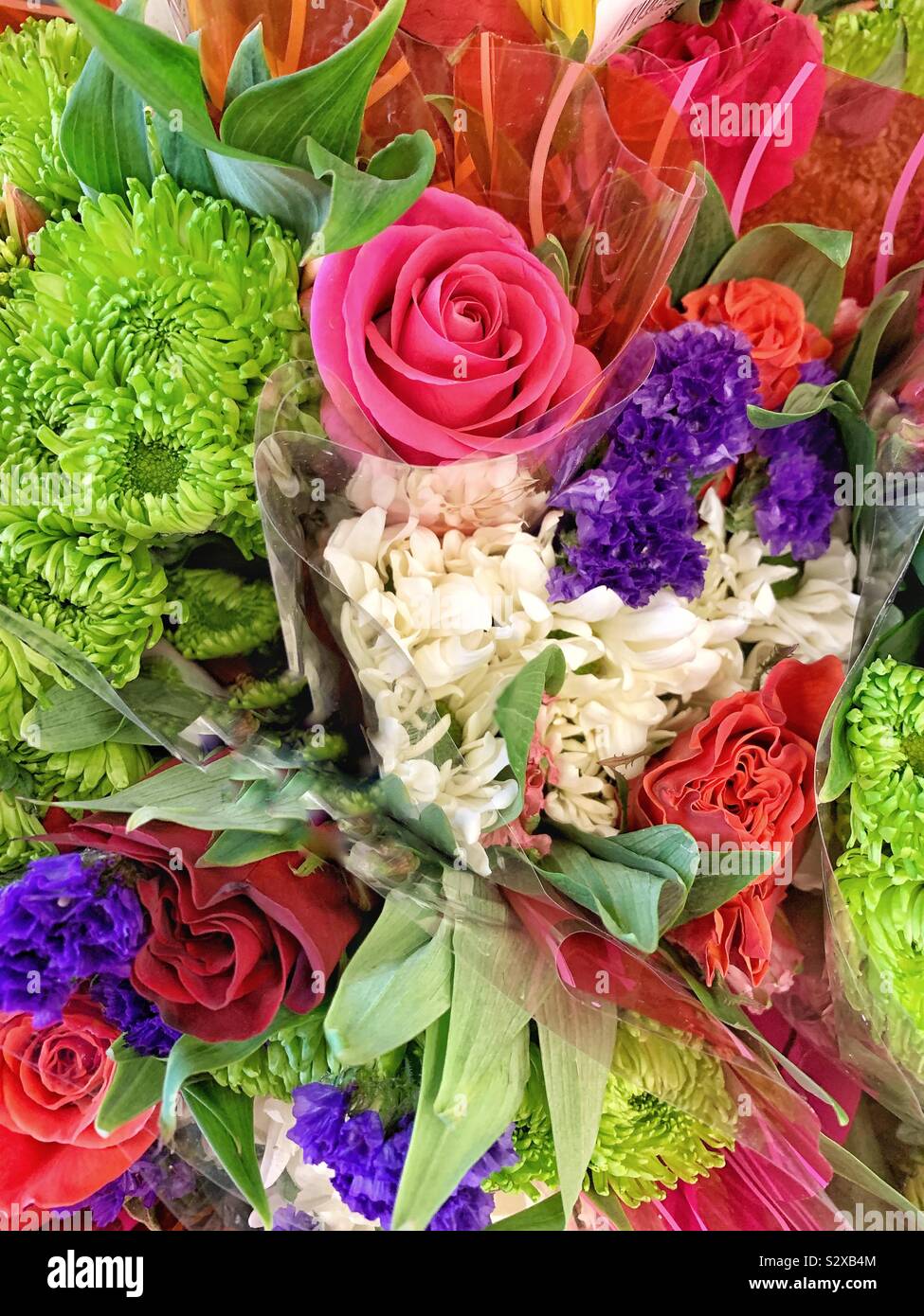 Beau bouquet de fleurs d'été y compris des roses rose, des chrysanthèmes  blancs, verts et hortensias, fleurs violettes Photo Stock - Alamy