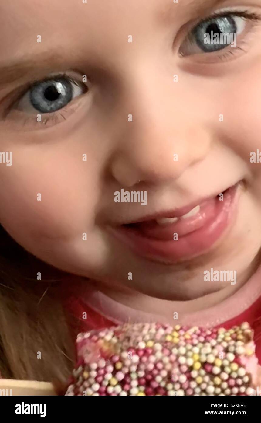 Portrait de face shot petite fille aux grands yeux bleus avec un ice lolly Banque D'Images