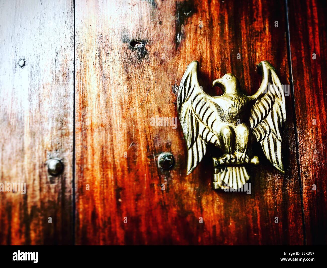 Un aigle doré décore une porte dans une maison à Coyoacan, Mexico City, Mexico Banque D'Images