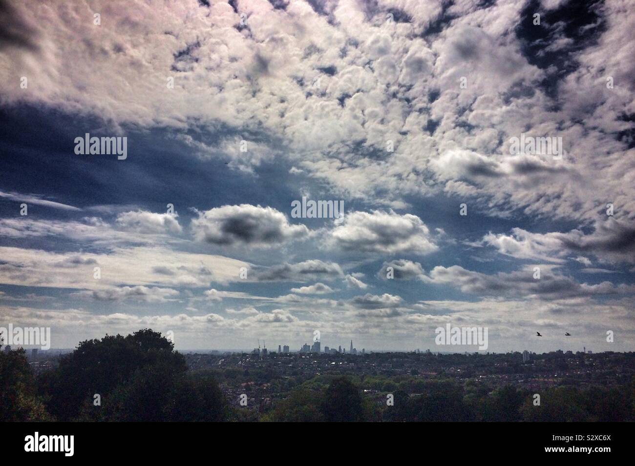 Vue vers le bas dans le centre de Londres de Alexandra Palace Park avec ciel spectaculaire Banque D'Images