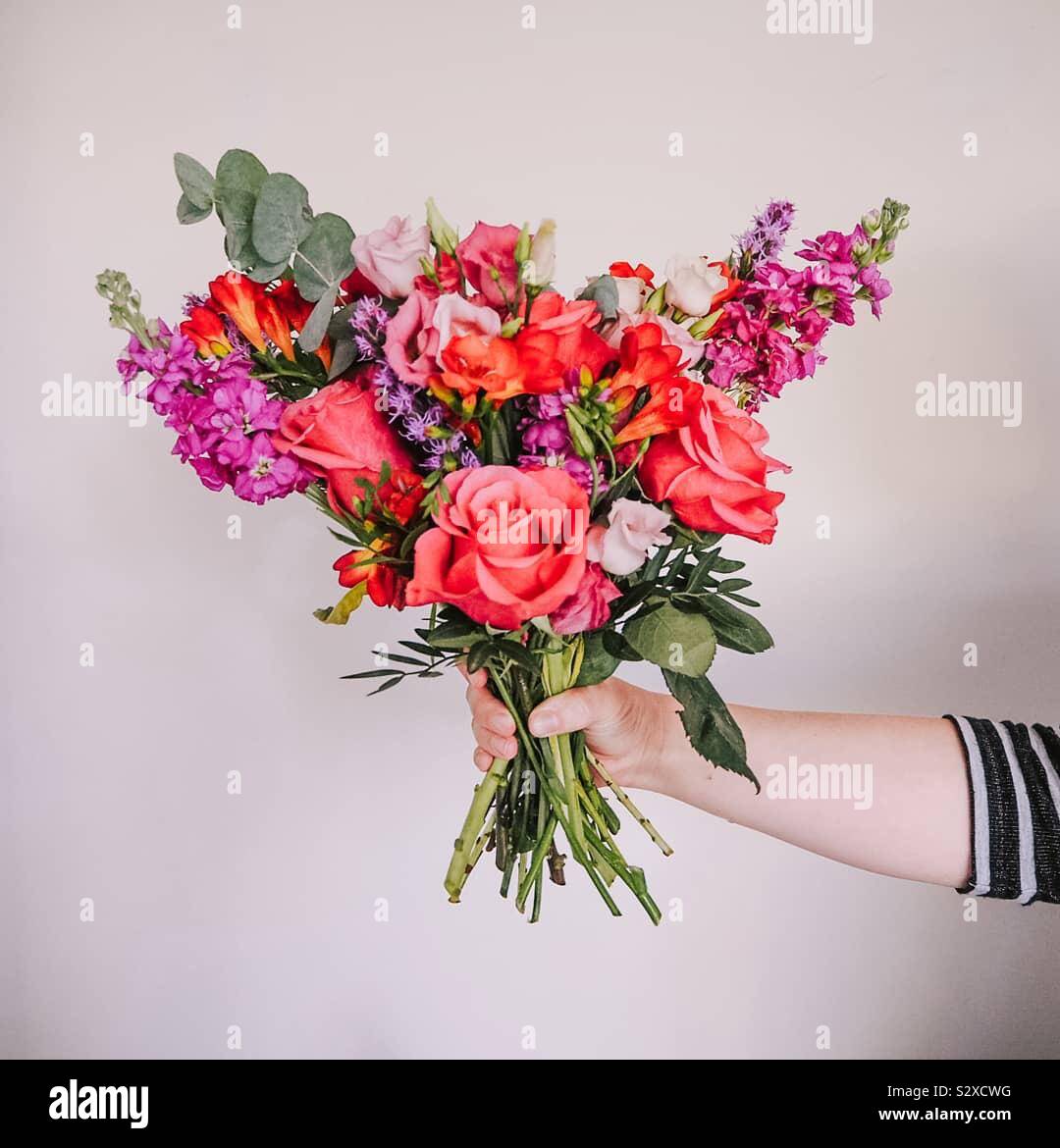 Main tenant un bouquet de fleurs Photo Stock - Alamy