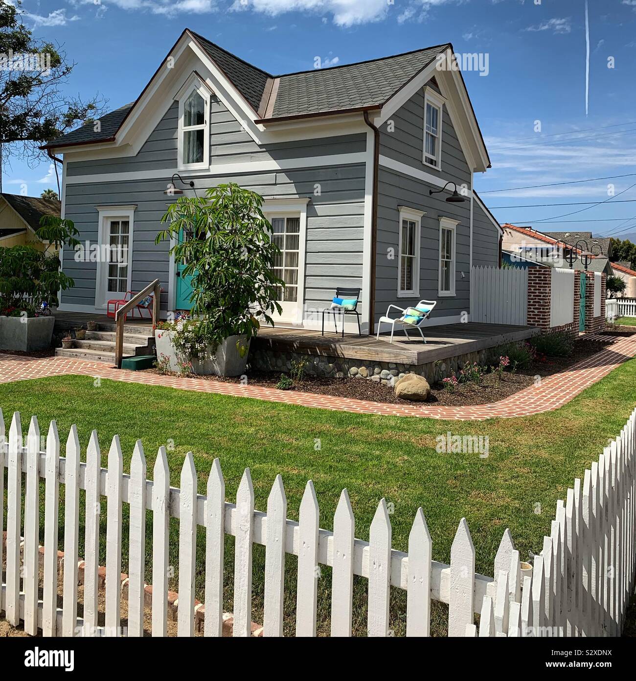 Une maison à l'angle derrière une clôture blanche, Oakland, California, United States - Image de stock capturée avec un smartphone