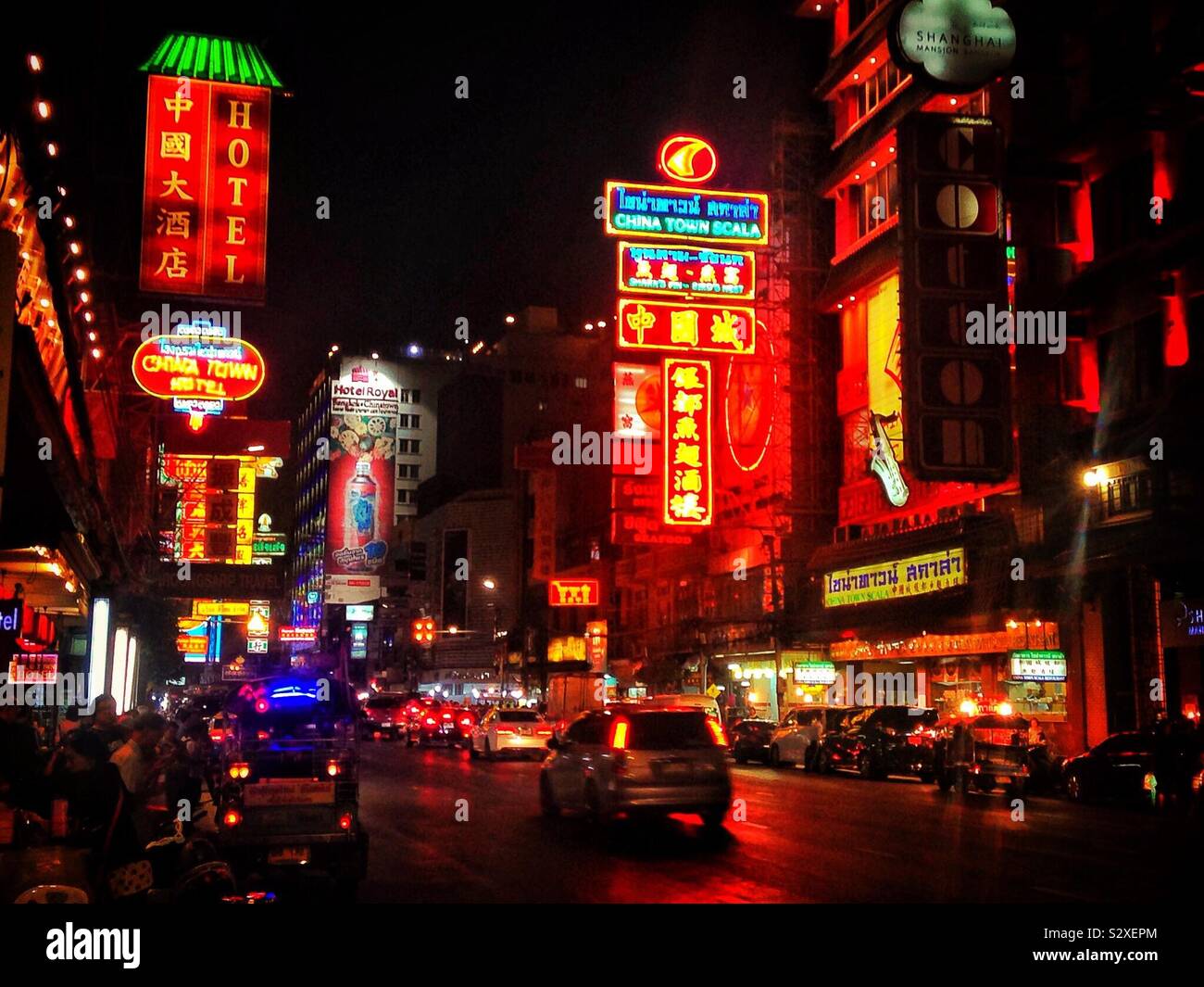 Chinatown Bangkok la nuit, néons de Yaowarat Road Banque D'Images