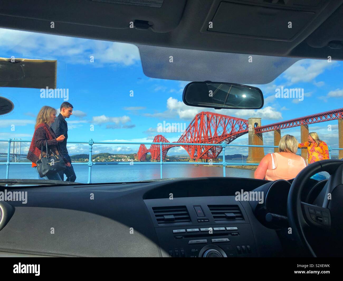 Forth Bridge vu de siège arrière de voiture - Image de stock capturée avec un smartphone