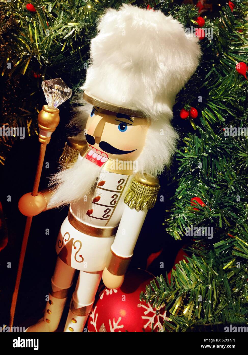 Un soldat en uniforme de fête toy Casse-noisette se bloque à partir d'un arbre de Noël, USA - Image de stock capturée avec un smartphone