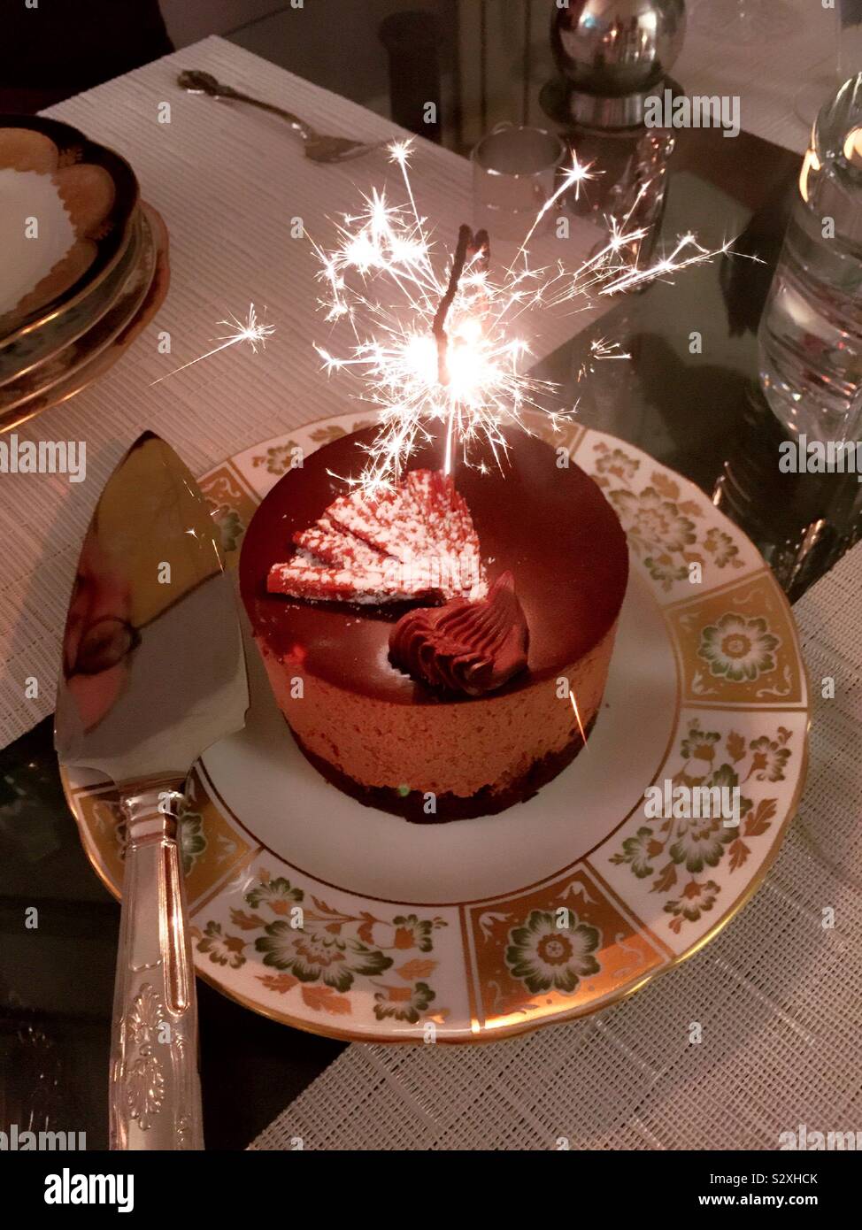 Un Sparkler Burns Un Top Et Mini Gateau Sur Une Plaque Fine China Usa Photo Stock Alamy