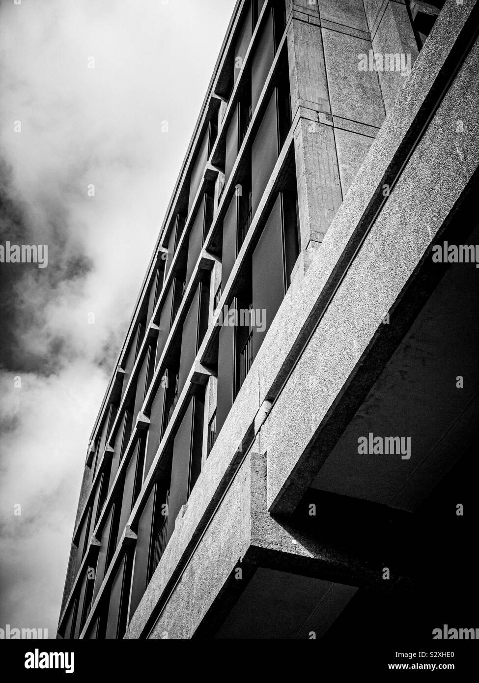 Bâtiment en béton de 1960 transformé en appartements modernes. L'architecture brutaliste Banque D'Images