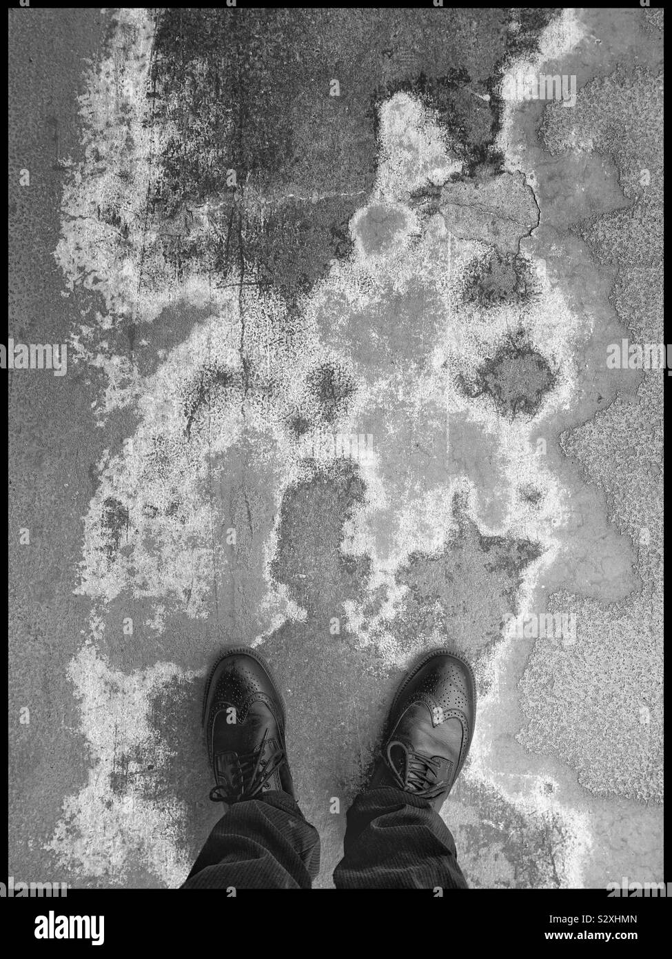 L'homme dans l'entreprise de chaussures le trottoir usé - Image de stock capturée avec un smartphone