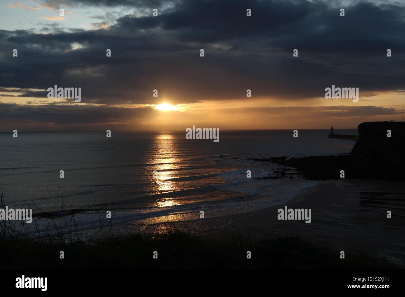 Sunrise breaks plus de 38 Grand Bay Tynemouth Banque D'Images