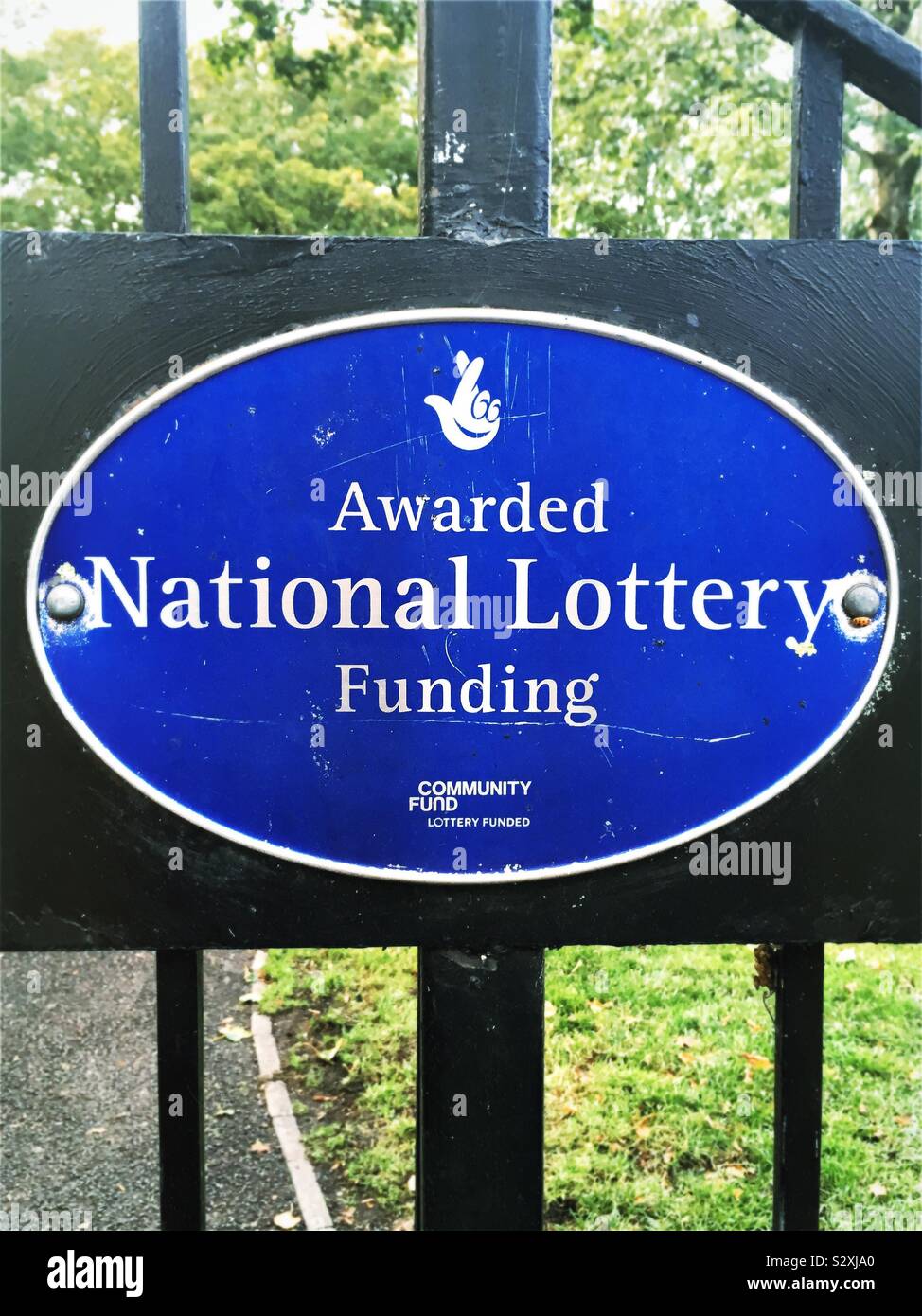 Un ovale bleu et blanc, signe sur une entrée du parc, en disant 'accordé' Financement de la Loterie Nationale Banque D'Images