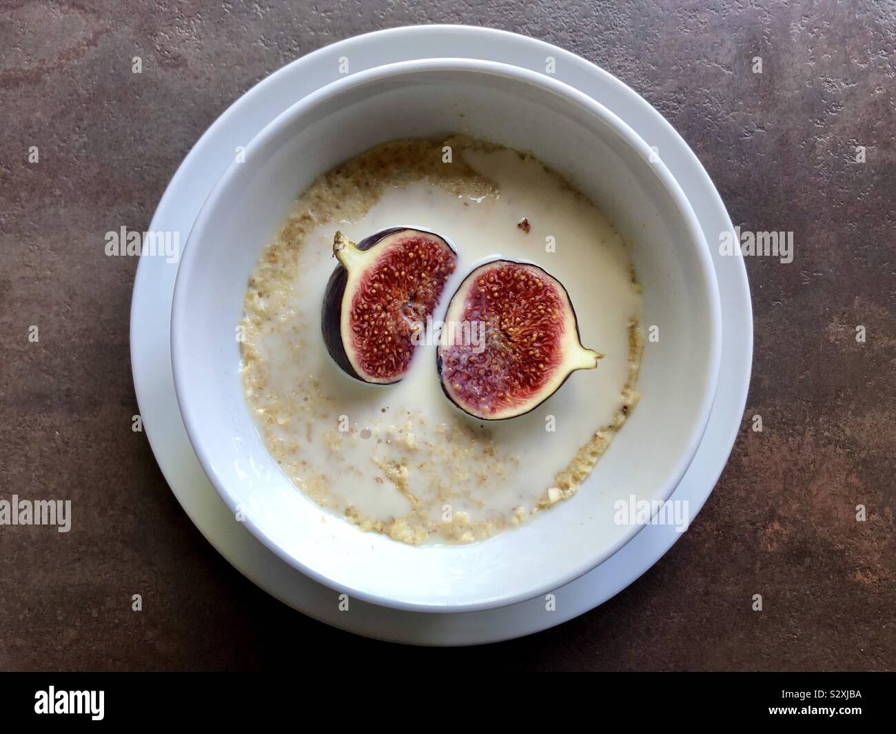 Petit-déjeuner de porridge et les figues dans un bol blanc Banque D'Images