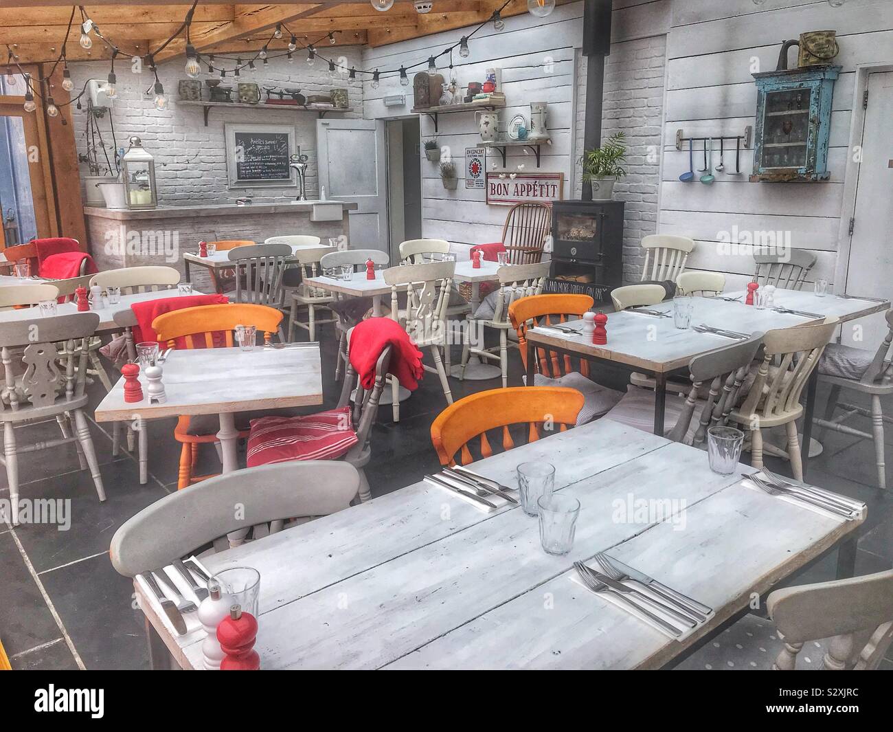 Restaurant vide avant l'ouverture, tous les tableaux mis en service Banque D'Images