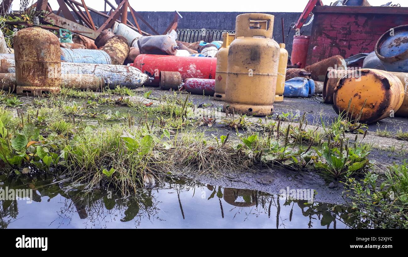 Vieux, les bouteilles de gaz rouillées sur casse. Banque D'Images