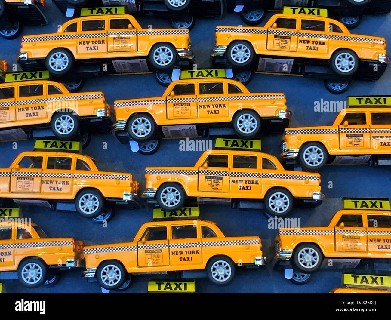 Toy New York City taxi canettes dans une vitrine de magasin. Banque D'Images