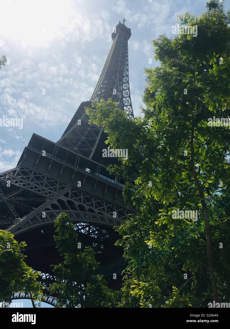 La Tour Eiffel à Paris, France au cours de l'été 2019. Une vue de dessous. Banque D'Images