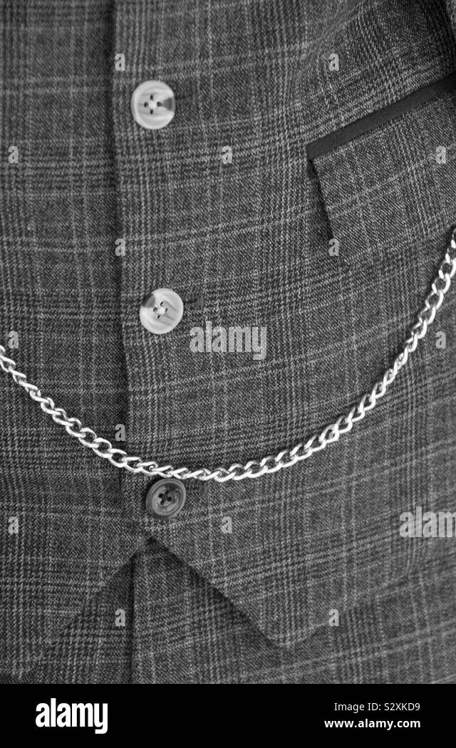 Gros plan d'une chaîne de montre contre un gilet de costume de tartan Photo  Stock - Alamy