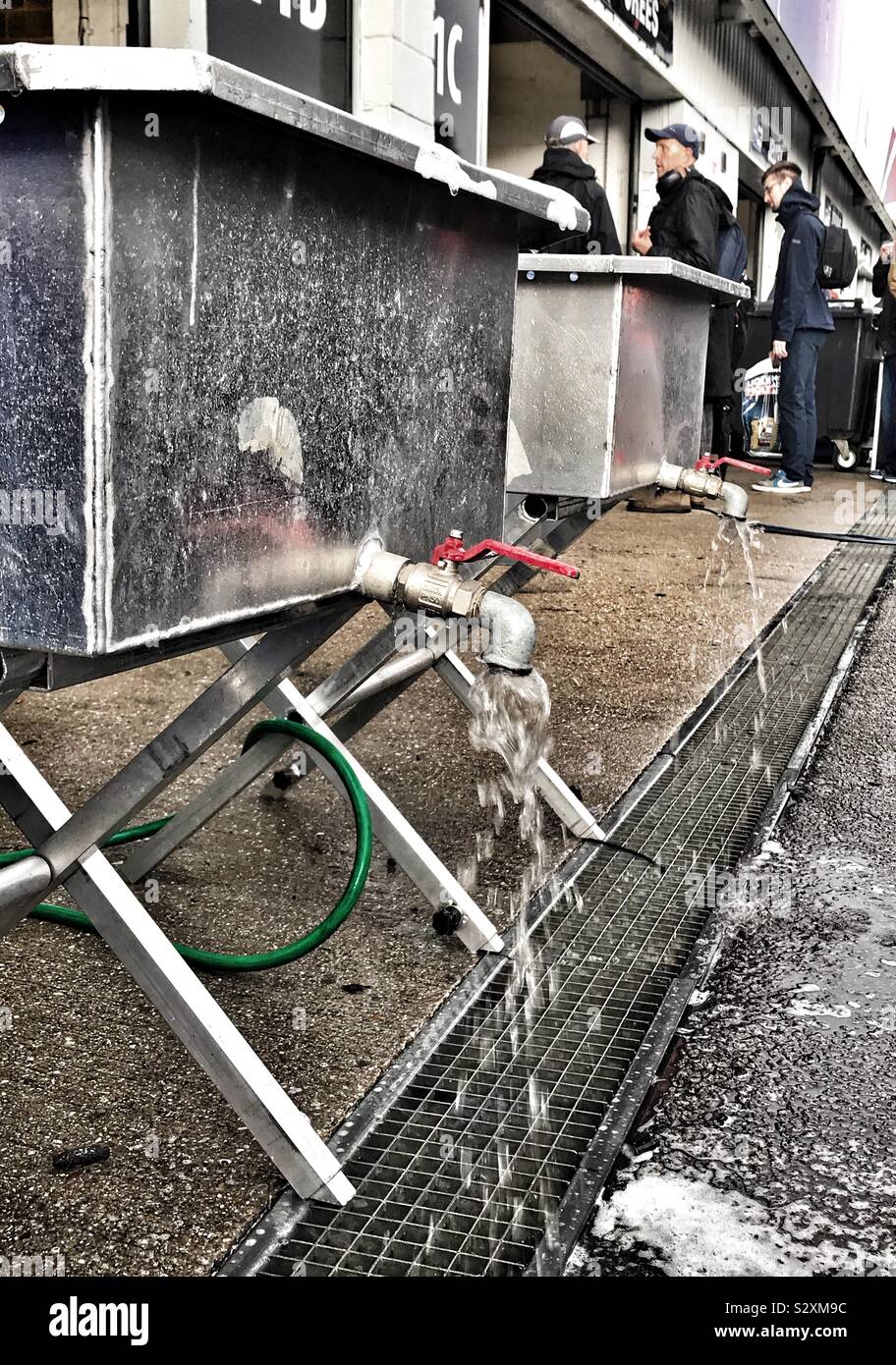 Robinets de vidange de l'eau des réservoirs d'eau sur l'extérieur des garages fosse à Silverstone UK Banque D'Images