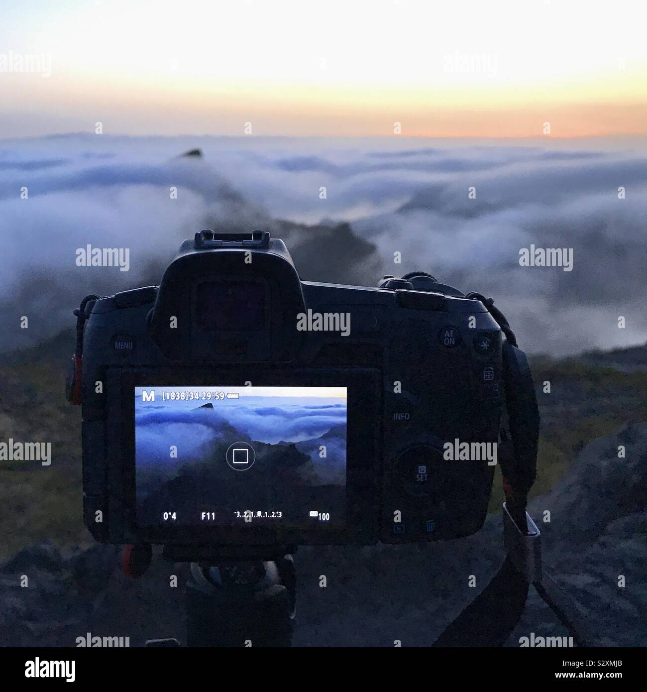 L'écran arrière de mirrorless DSLR Canon EOS caméra R montrant nuageux photographie paysage d'être capturés, les gorges de Masca Tenerife Banque D'Images