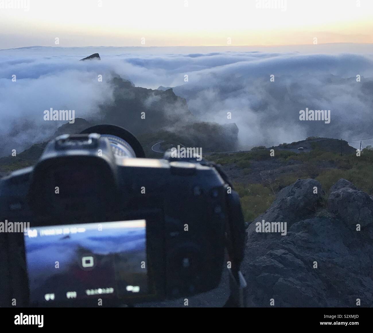 Voir la capture de l'appareil photo de BTS photo en mode paysage dans live view sur l'appareil photo Canon mirrorless. La gorge de Masca, Tenerife Banque D'Images