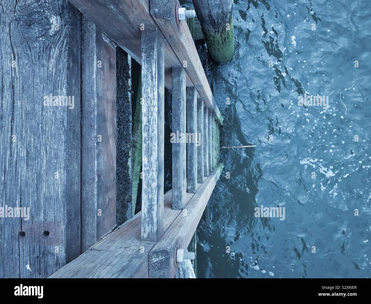 Échelle en bois à partir d'un quai à la mer - Image de stock capturée avec un smartphone
