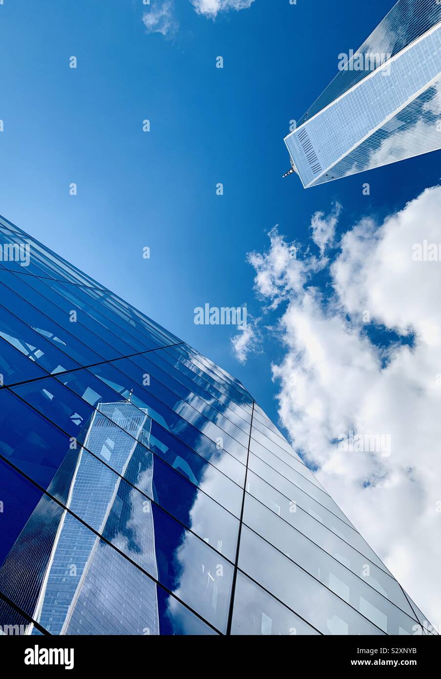 Jusqu'à lors de la One World Trade Center avec son reflet dans le bâtiment à côté. NY, New York Etats-unis. - Image de stock capturée avec un smartphone