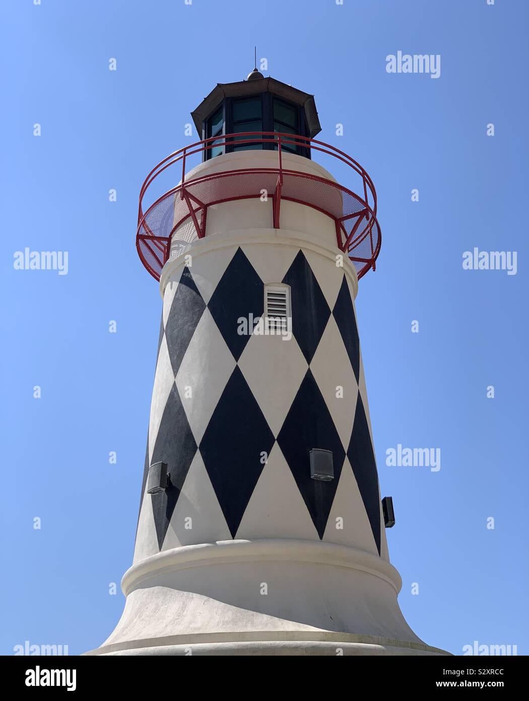 Phare à motifs colorés avec un ciel bleu - Image de stock capturée avec un smartphone