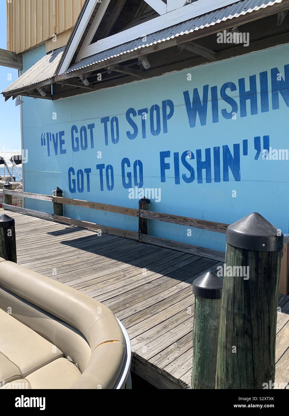 Message de plein air mignon sur la pêche sur un mur sur le port - Image de stock capturée avec un smartphone