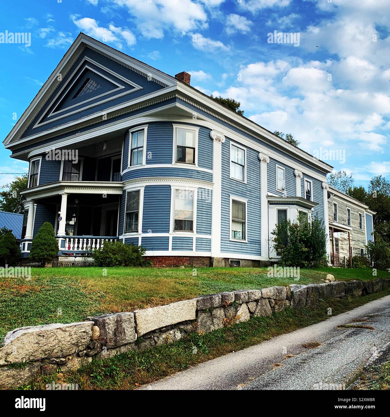 Un bâtiment dans Hinsdale, New Hampshire, United States - Image de stock capturée avec un smartphone