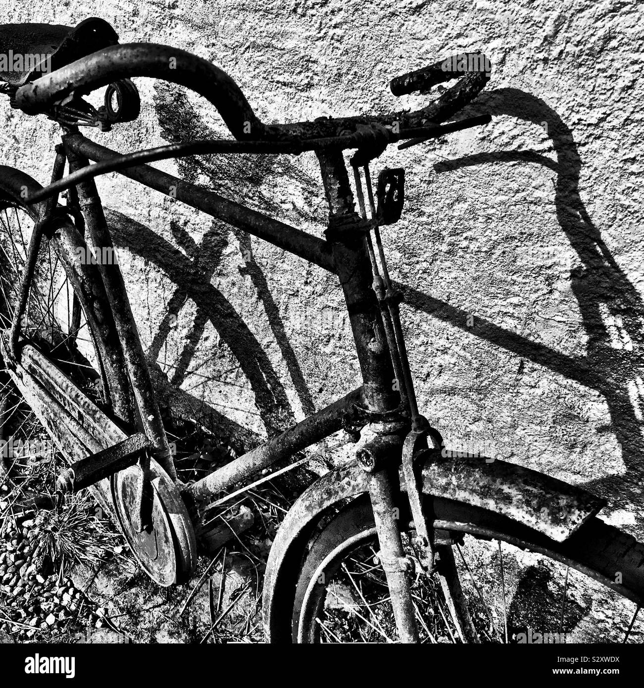 Vieux vélo rouillé en décomposition et d'ombre - Image de stock capturée avec un smartphone