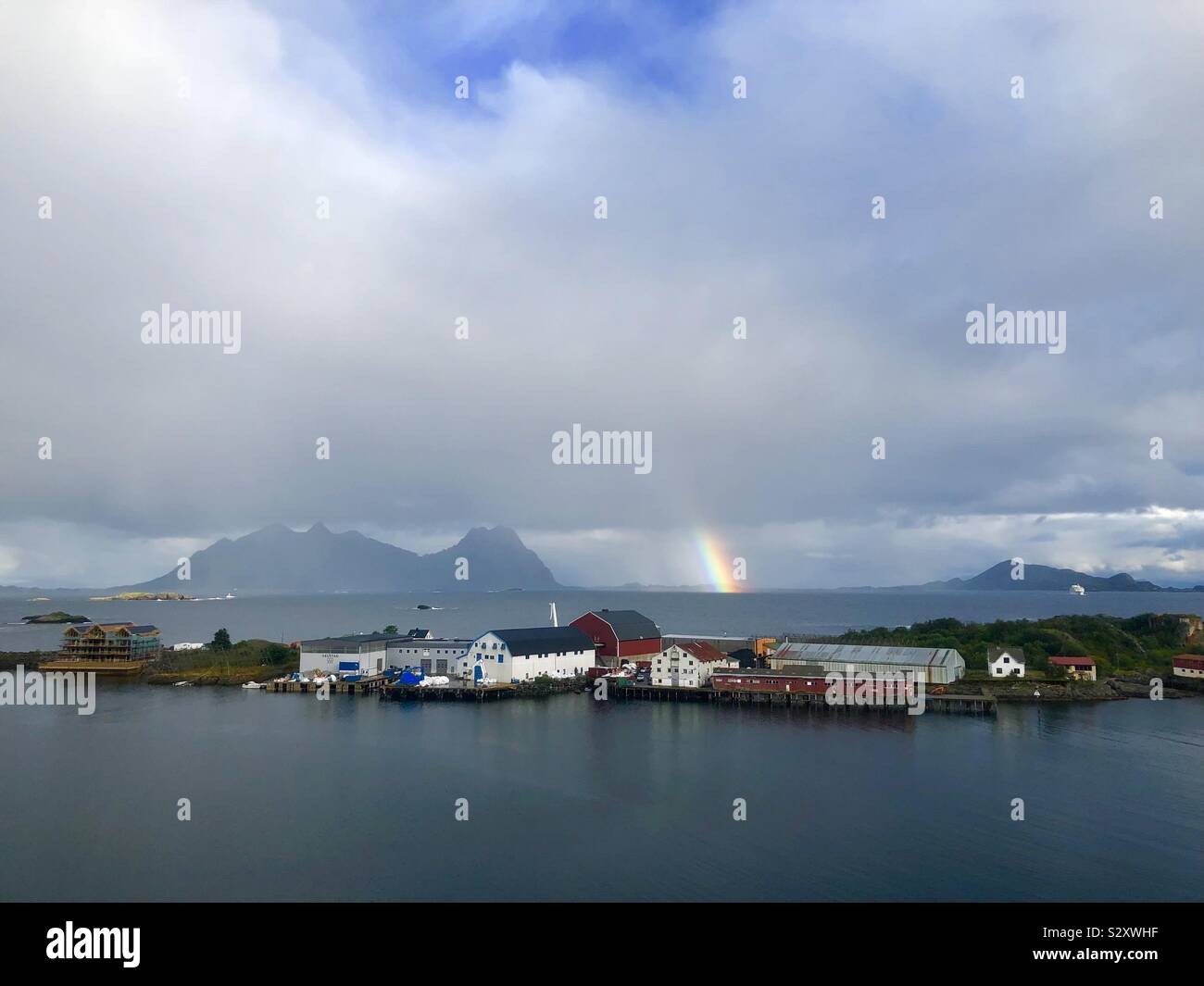 Arcenciel sur zone industrielle de Svolvær, la capitale des mondes les plus beaux endroits