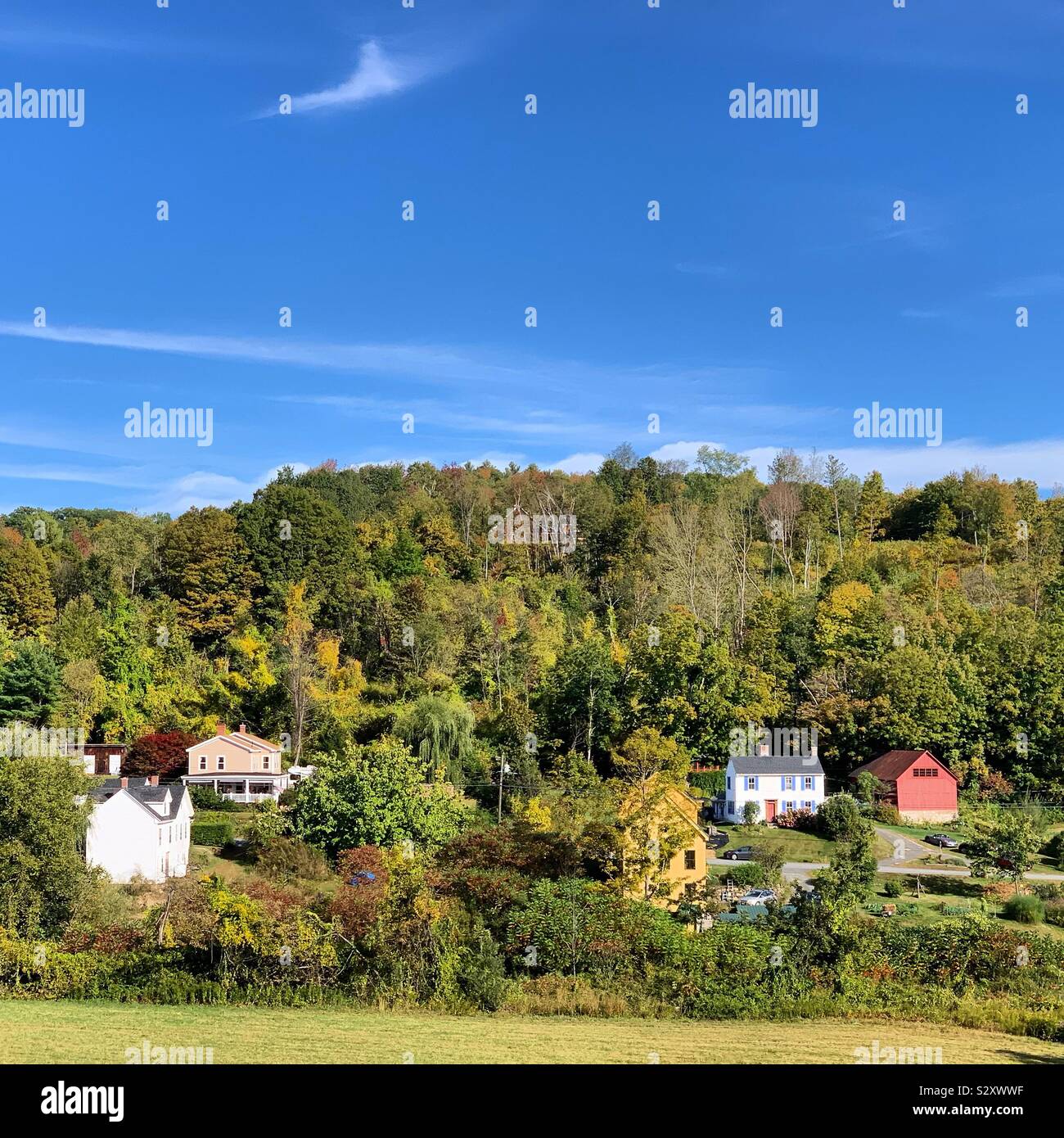 Maisons sur une colline, Conway, Massachusetts, United States - Image de stock capturée avec un smartphone