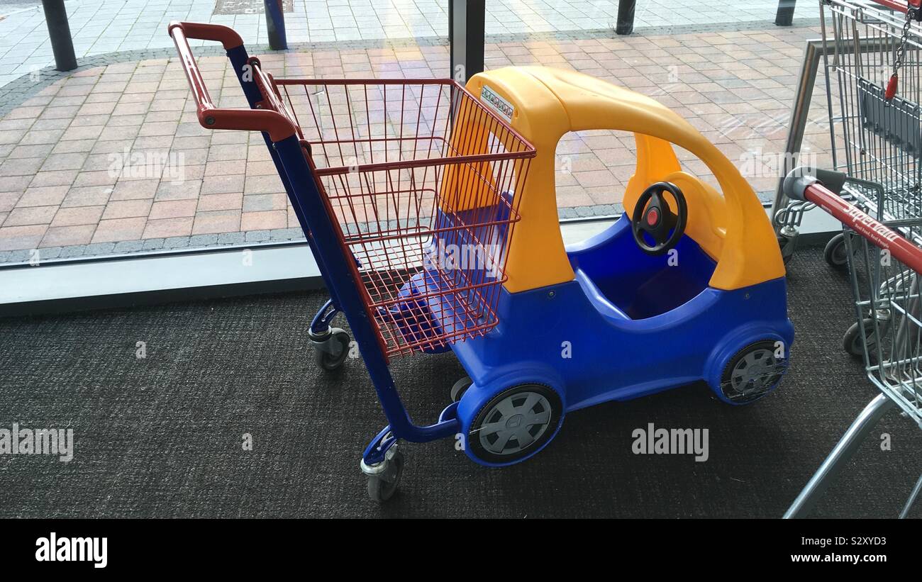 Chariot de supermarché / d'auto pour enfants - Image de stock capturée avec un smartphone