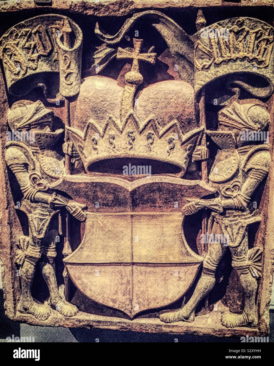 Close up d'un blason en pierre sculptée de la pièce des chevaliers et de l'armure de Maximilien 1's time Metropolitan Museum of Art, New York, USA - Image de stock capturée avec un smartphone