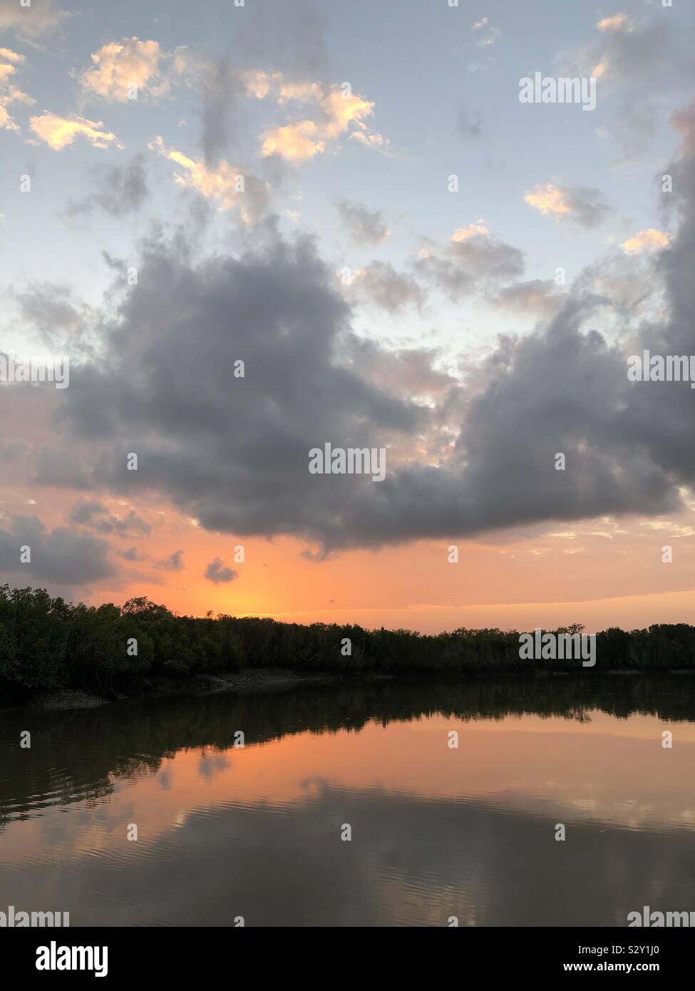 Lever du soleil sur l'Adelaide River dans le Territoire du Nord de l'Australie. - Image de stock capturée avec un smartphone