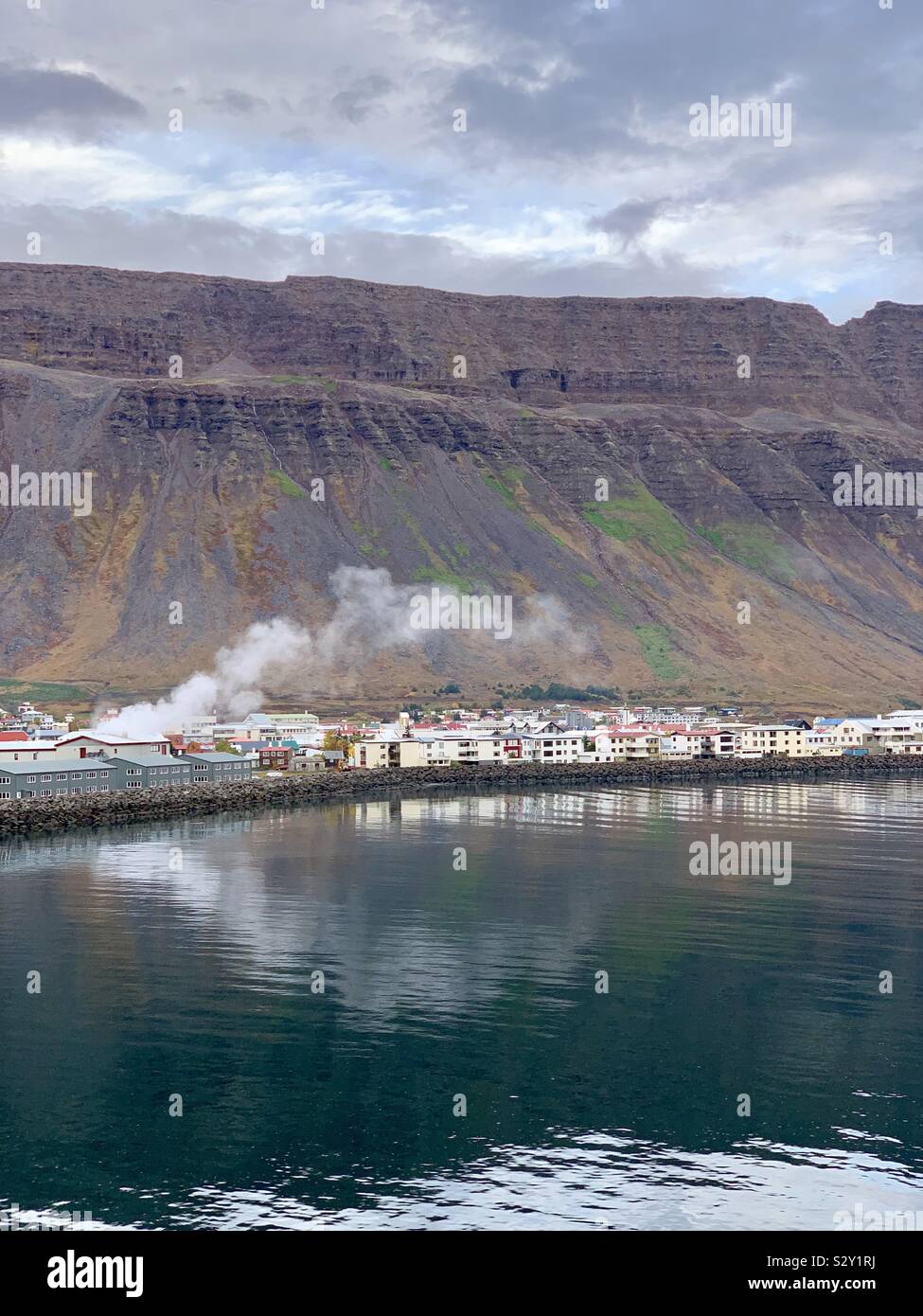 Isafjordur, Islande - Septembre 2019 : La vue d'un navire de croisière à l'approche du port d'un matin brumeux. Banque D'Images