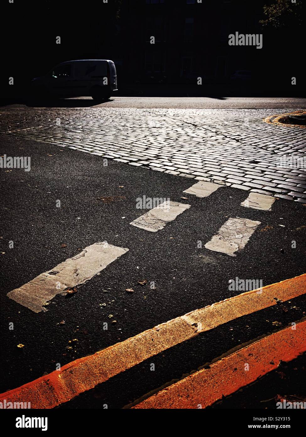 Donner les marquages routiers au carrefour - Image de stock capturée avec un smartphone