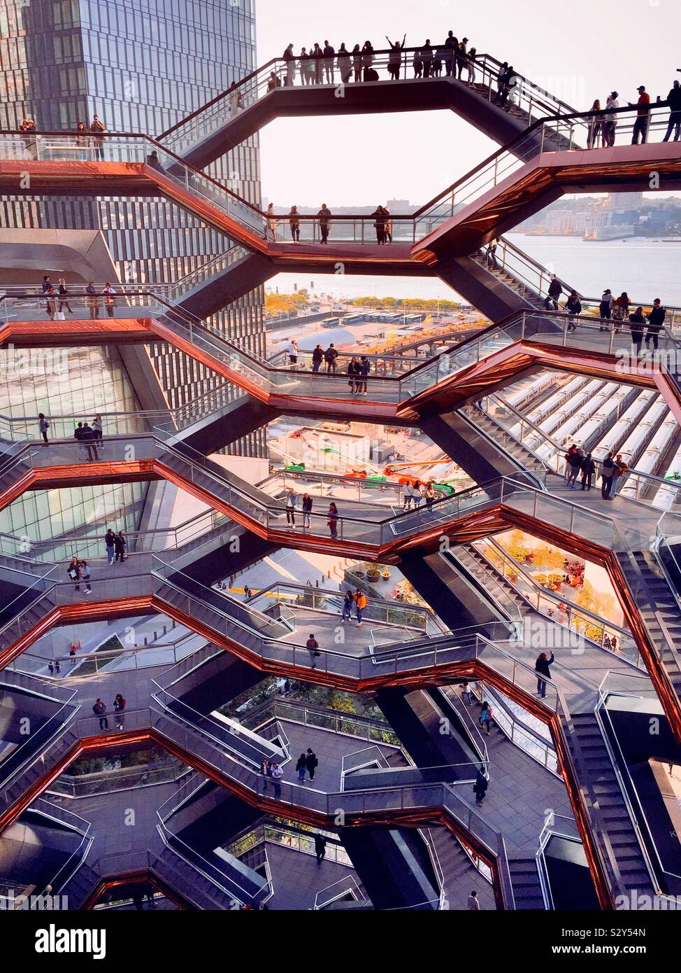 Les visiteurs apprécient la structure alvéolaire métallique, le bateau, une plate-forme d'observation à Hudson yards, NYC, USA Banque D'Images