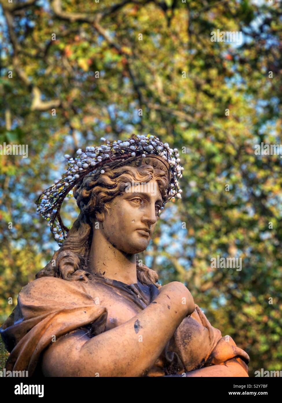Statue de l'Euterpe, St George's Gardens, Bloomsbury, London, UK - Image de stock capturée avec un smartphone