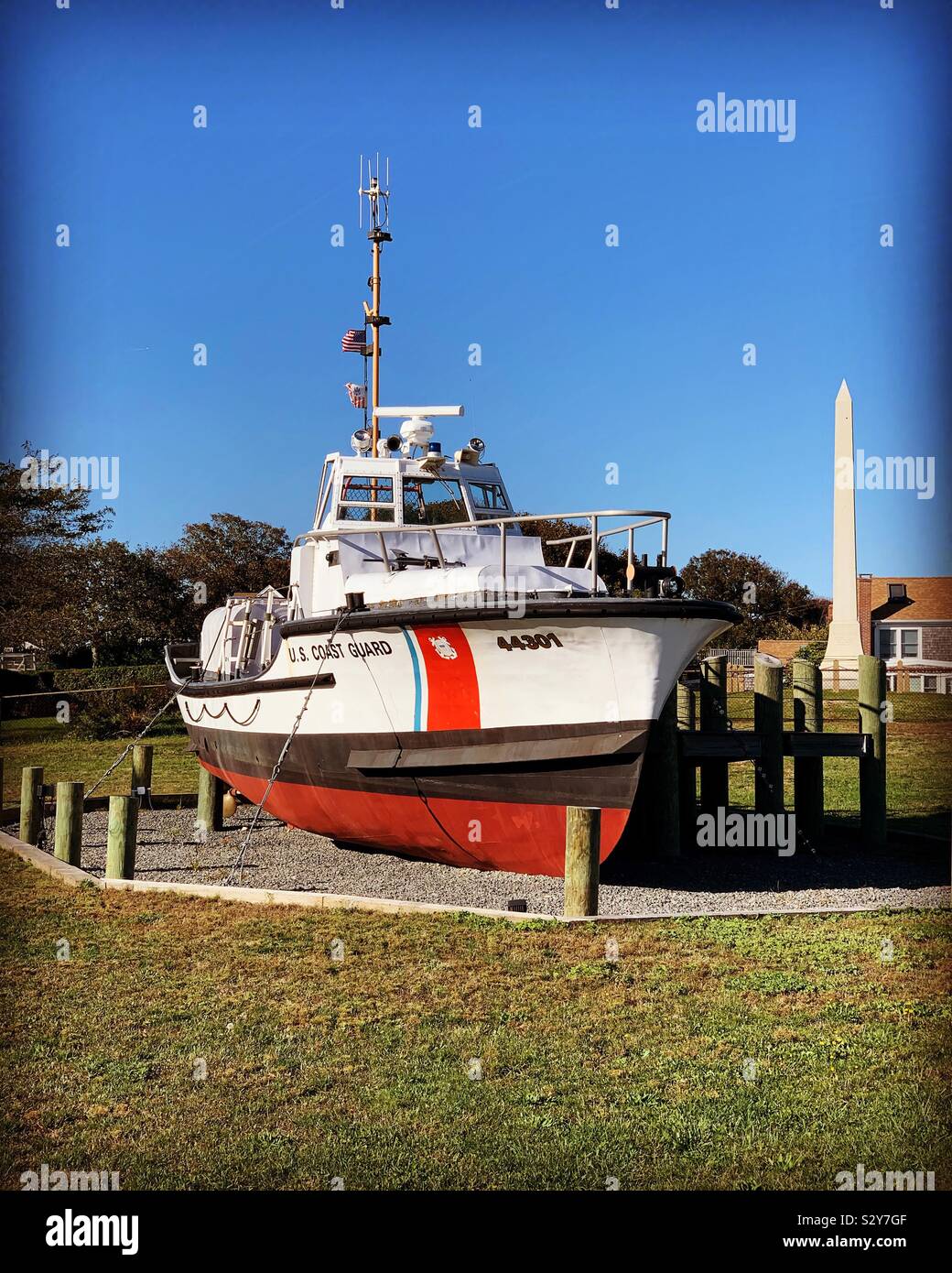 Bateau de la Garde côtière américaine affichée à côté du phare de Chatham, Chatham, Cape Cod, Massachusetts, United States - Image de stock capturée avec un smartphone