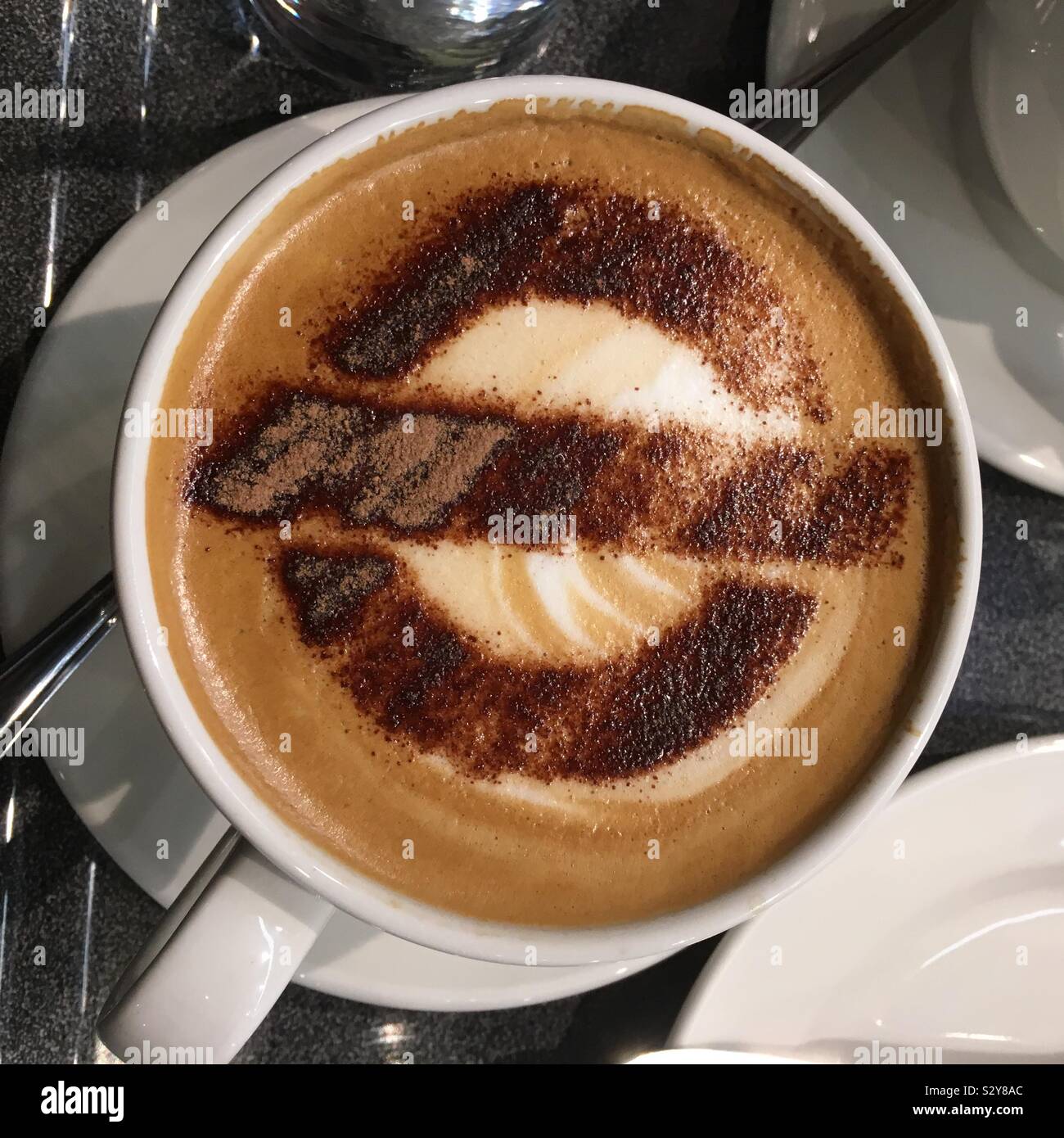 Cappuccino avec médaillon contenant le métro de Londres à Londres Banque D'Images