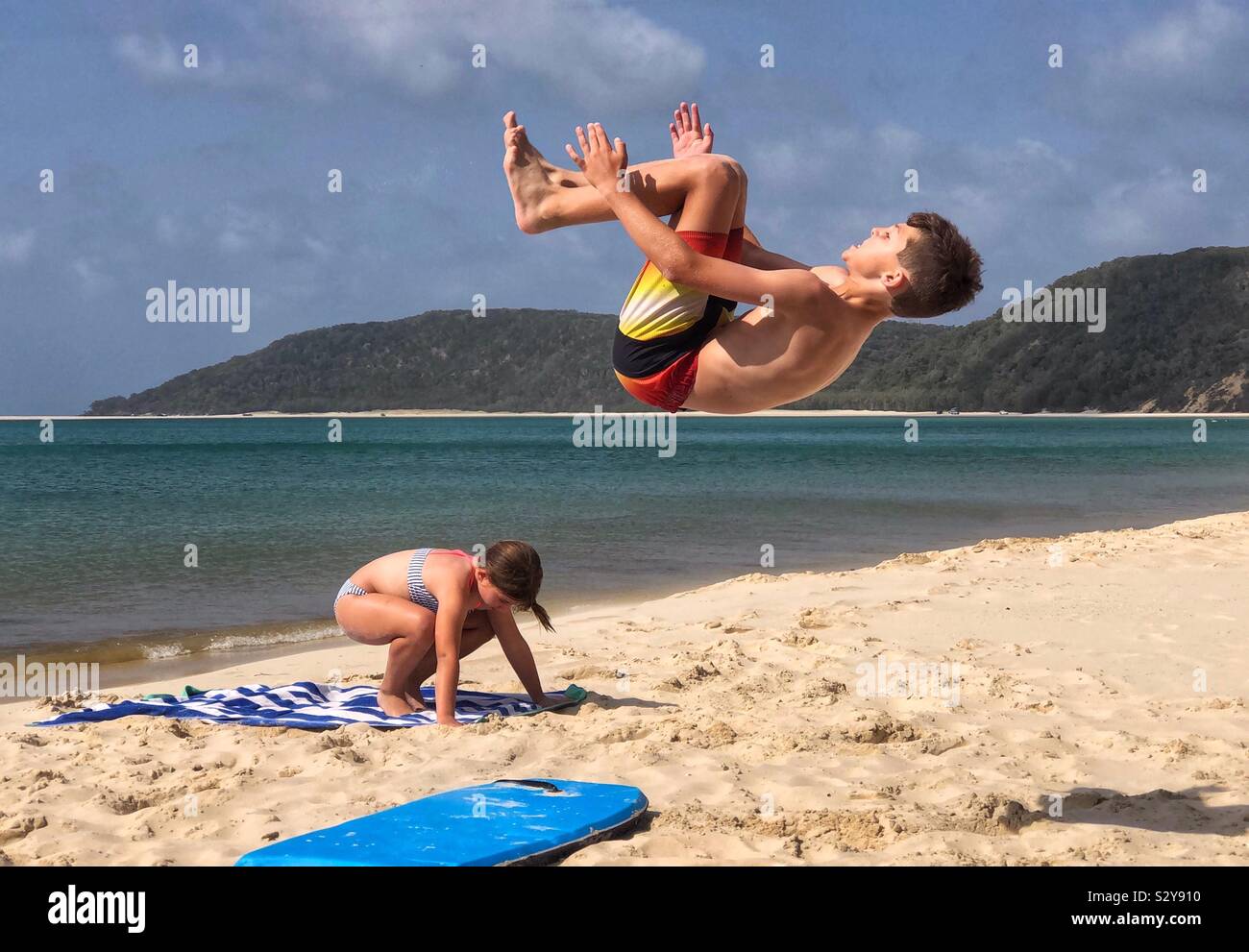 Enfants jouant au beach backflip acrobatie tumbling Banque D'Images