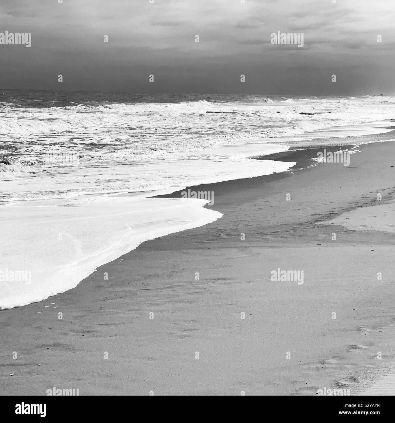 Image en noir et blanc de l'eau sur une plage - Image de stock capturée avec un smartphone